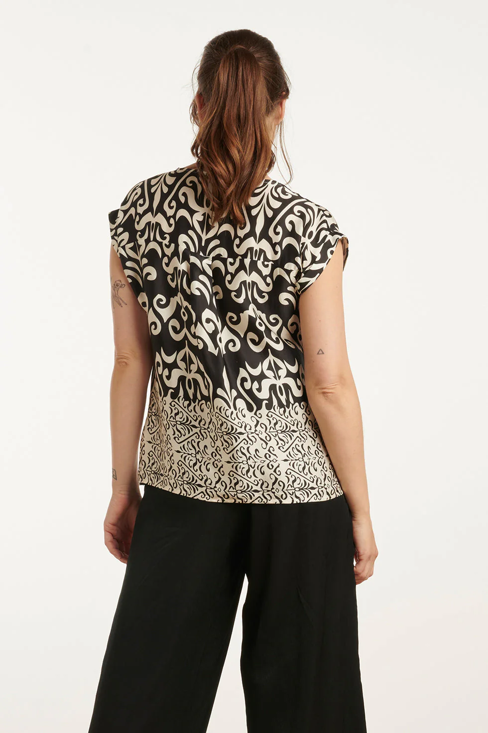25088 -Te Satijnen Top Met Ornamentenprint | Off White - Black - Image 6