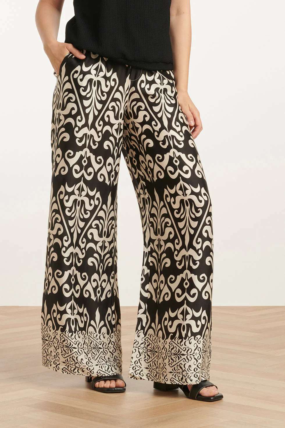 25089 E Te Satijnen Ornamentele Geprinte Broek | Off White - Black - Image 3
