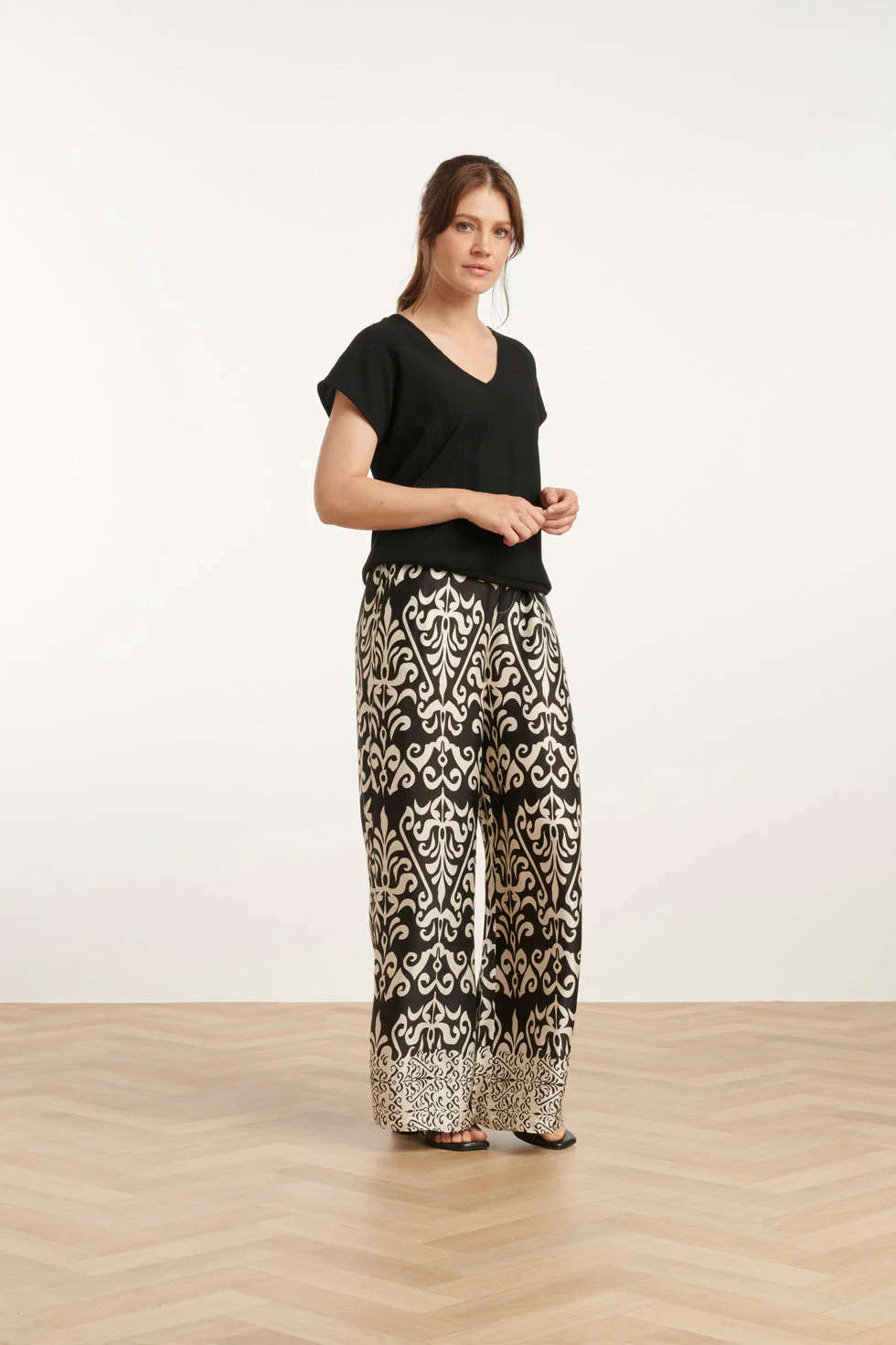 25089 E Te Satijnen Ornamentele Geprinte Broek | Off White - Black - Image 4