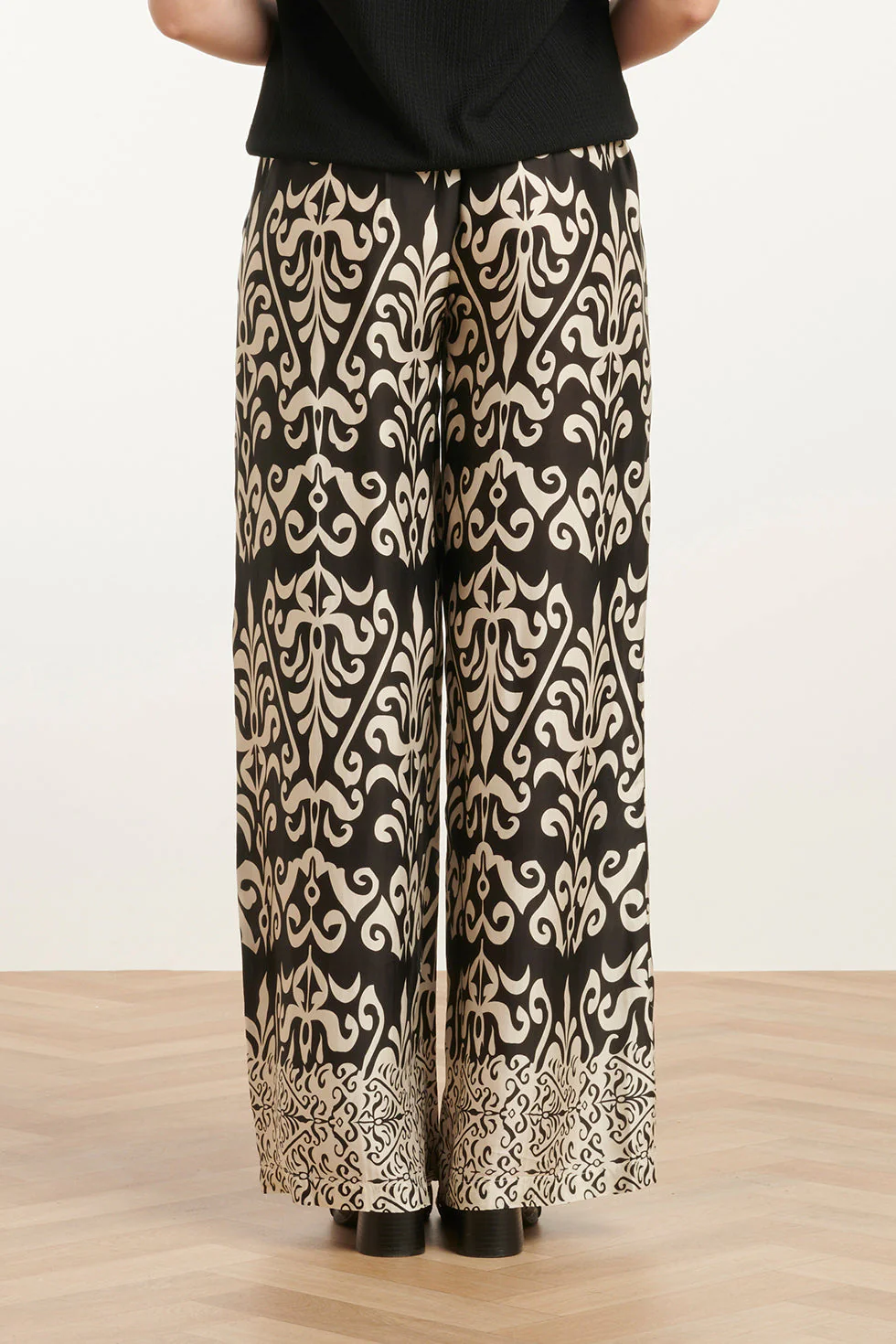 25089 E Te Satijnen Ornamentele Geprinte Broek | Off White - Black - Image 6