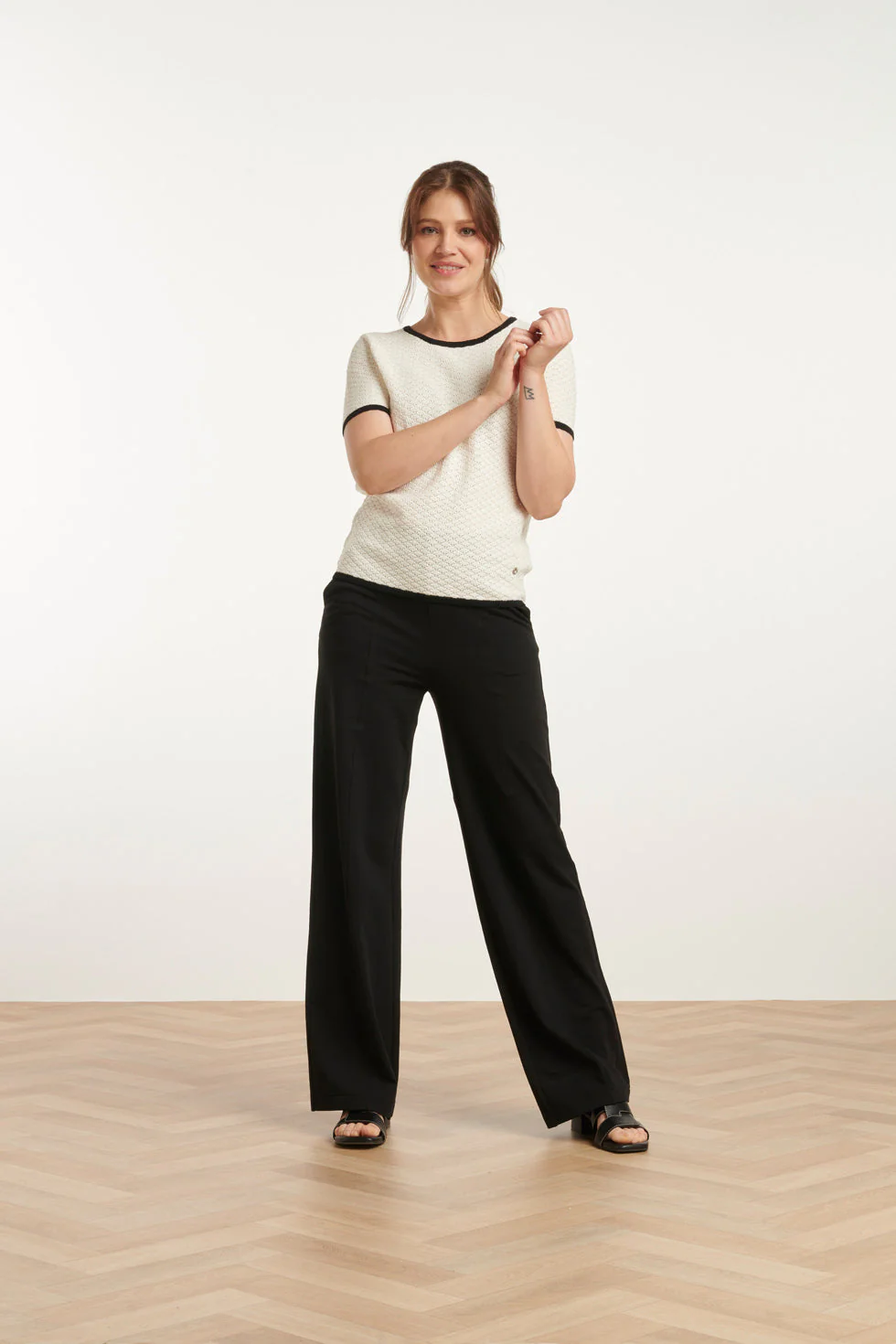 25096  Gebreid Top Met E Contrastafwerking | Off White - Black - Image 3
