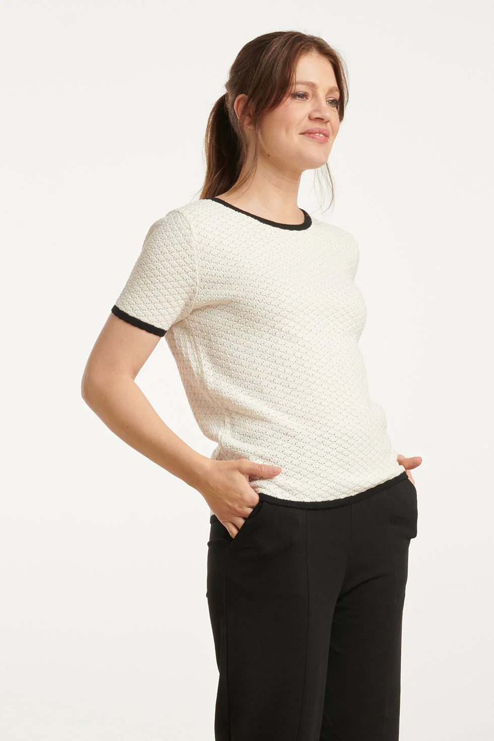 25096  Gebreid Top Met E Contrastafwerking | Off White - Black - Image 4