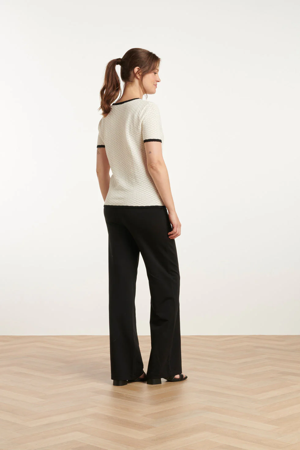 25096  Gebreid Top Met E Contrastafwerking | Off White - Black - Image 5