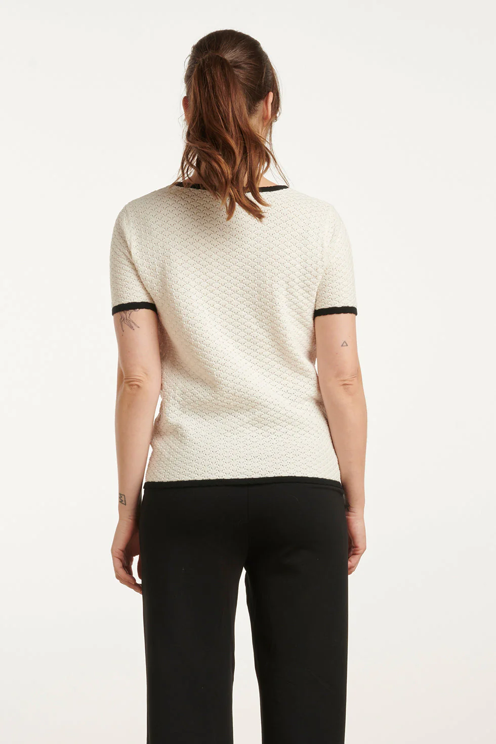25096  Gebreid Top Met E Contrastafwerking | Off White - Black - Image 6