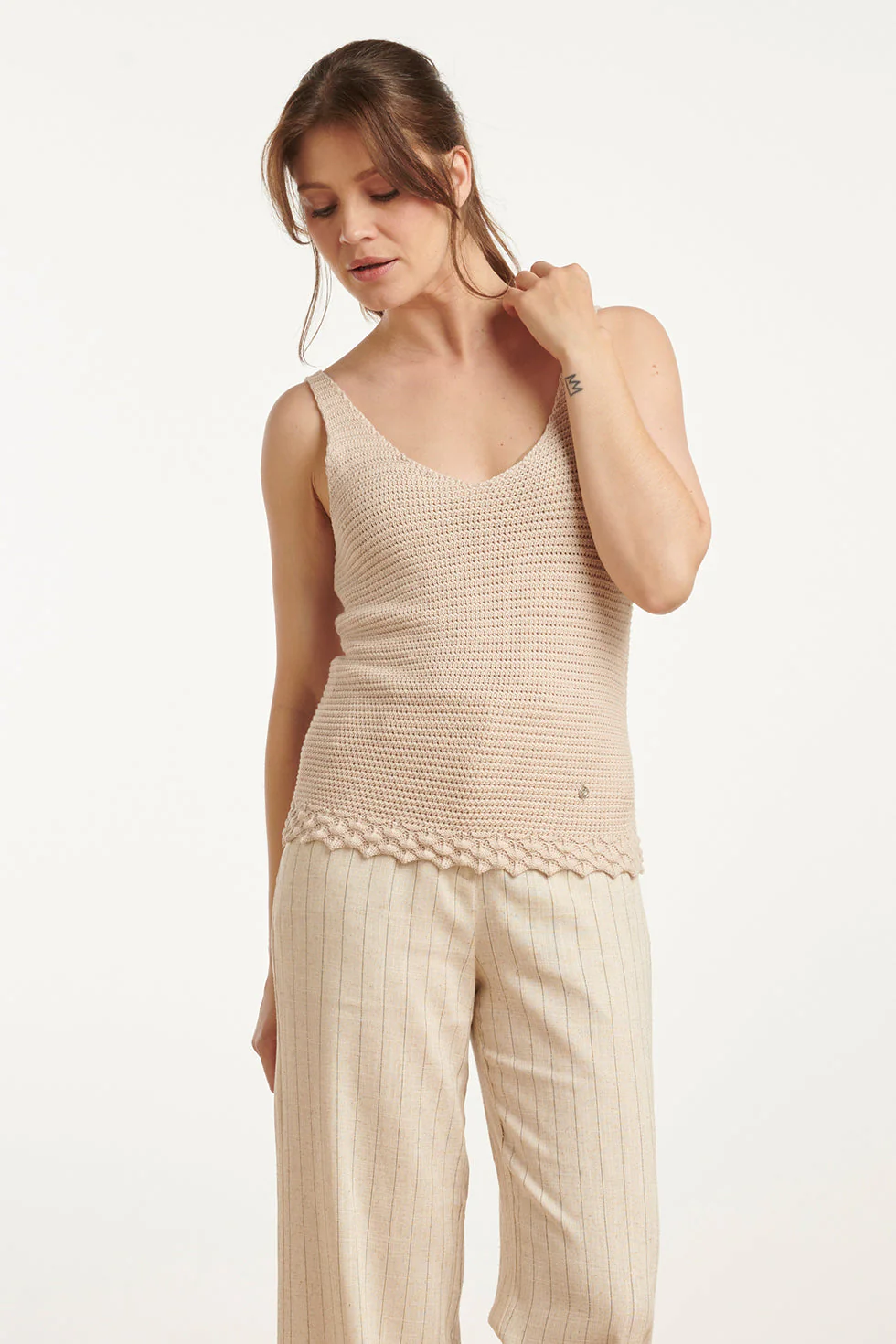 25107 E Gebreide Strappy Top Met Scallop Rand | Sand