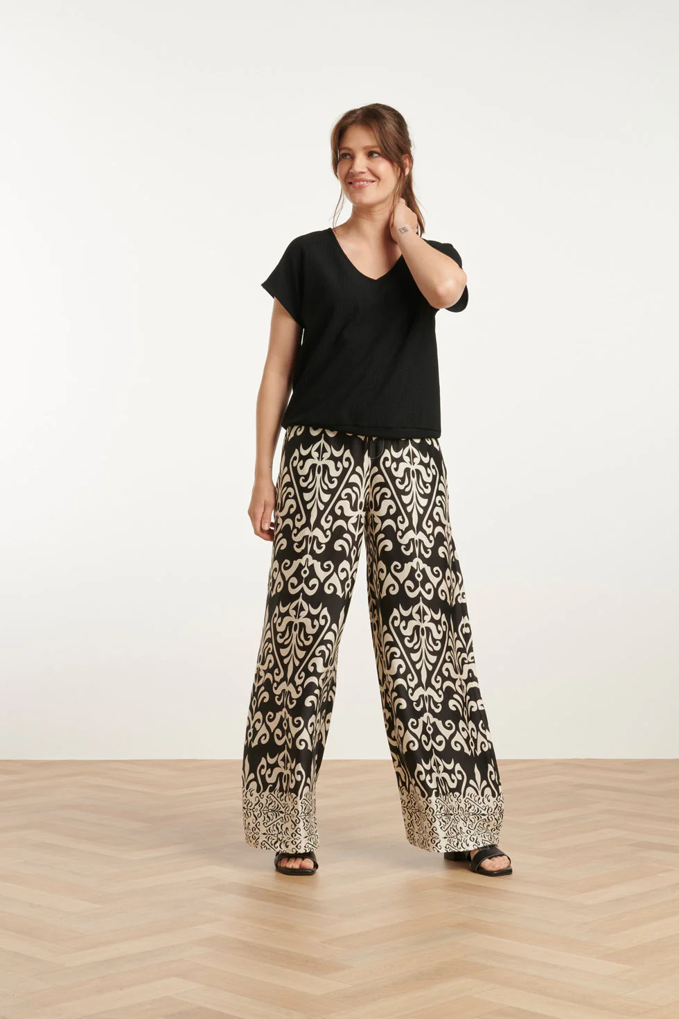 25120  Stretchy Crinkle Top Met V-Hals | Black - Image 3