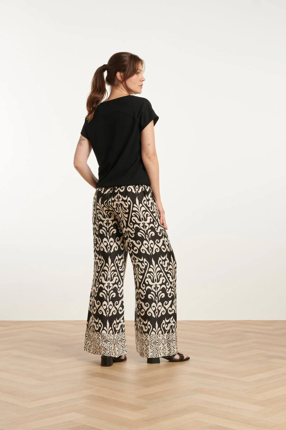 25120  Stretchy Crinkle Top Met V-Hals | Black - Image 5