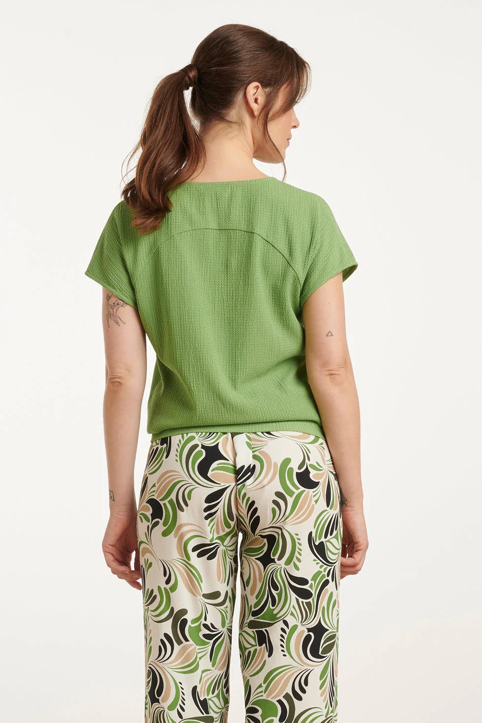 25120 Top Licht Stretchy Crinkle V-Hals | Light Green - Image 6