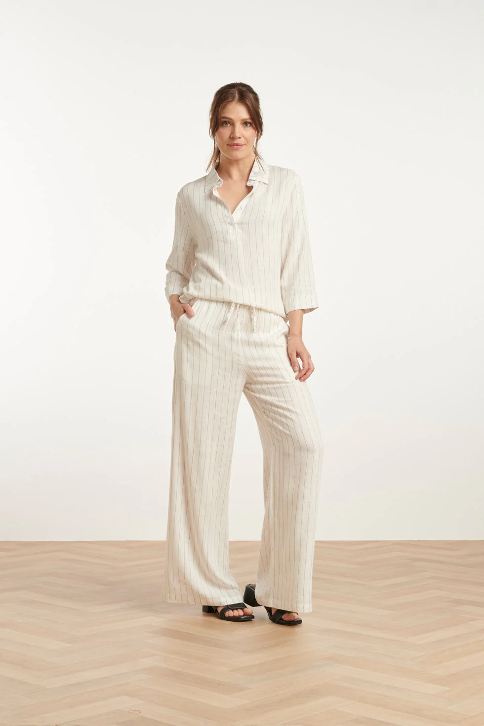 25129 Te Pinstripe Linnen Top Met V-Hals | White - Black - Image 3
