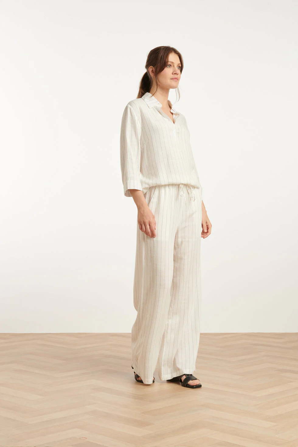 25129 Te Pinstripe Linnen Top Met V-Hals | White - Black - Image 4