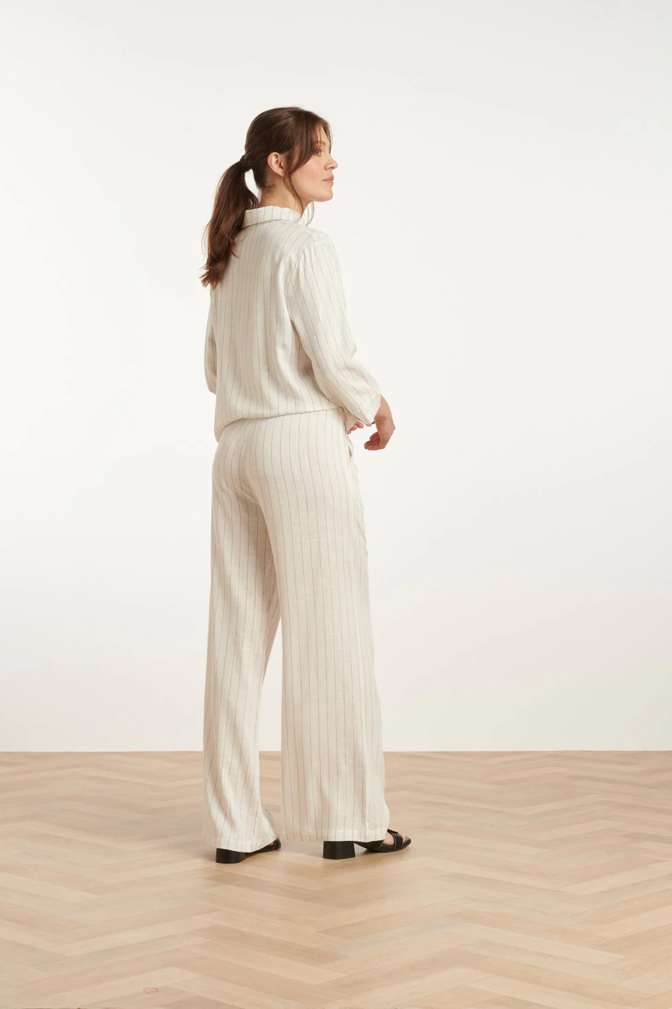 25129 Te Pinstripe Linnen Top Met V-Hals | White - Black - Image 5