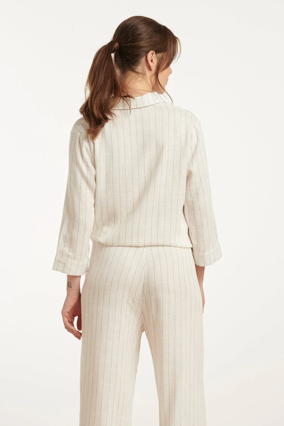 25129 Te Pinstripe Linnen Top Met V-Hals | White - Black - Image 6