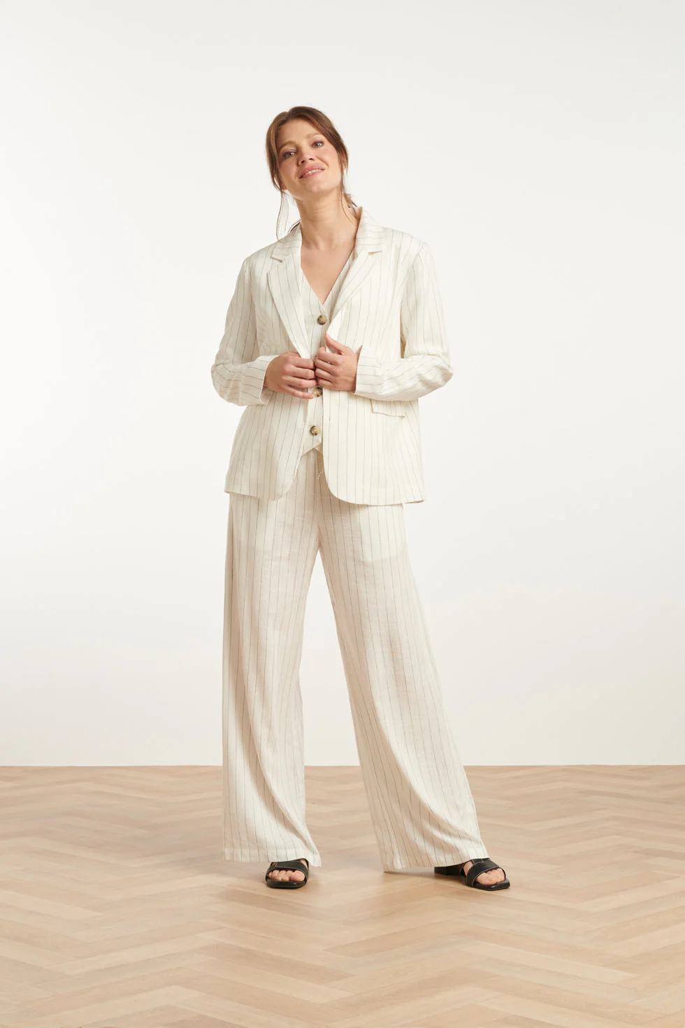 25130 Te Pinstripe Linnen Blazer | White - Black - Image 3