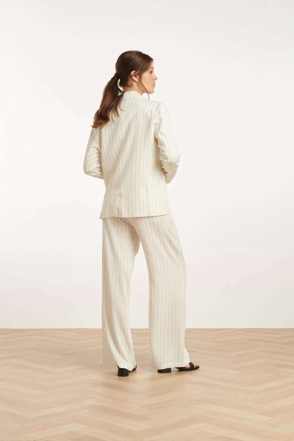 25130 Te Pinstripe Linnen Blazer | White - Black - Image 5