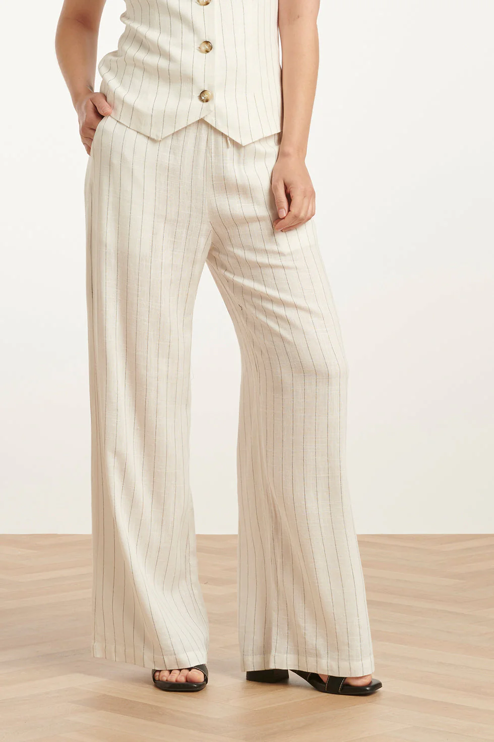 25131 Te Pinstripe Linnen Broek | White - Black - Image 2