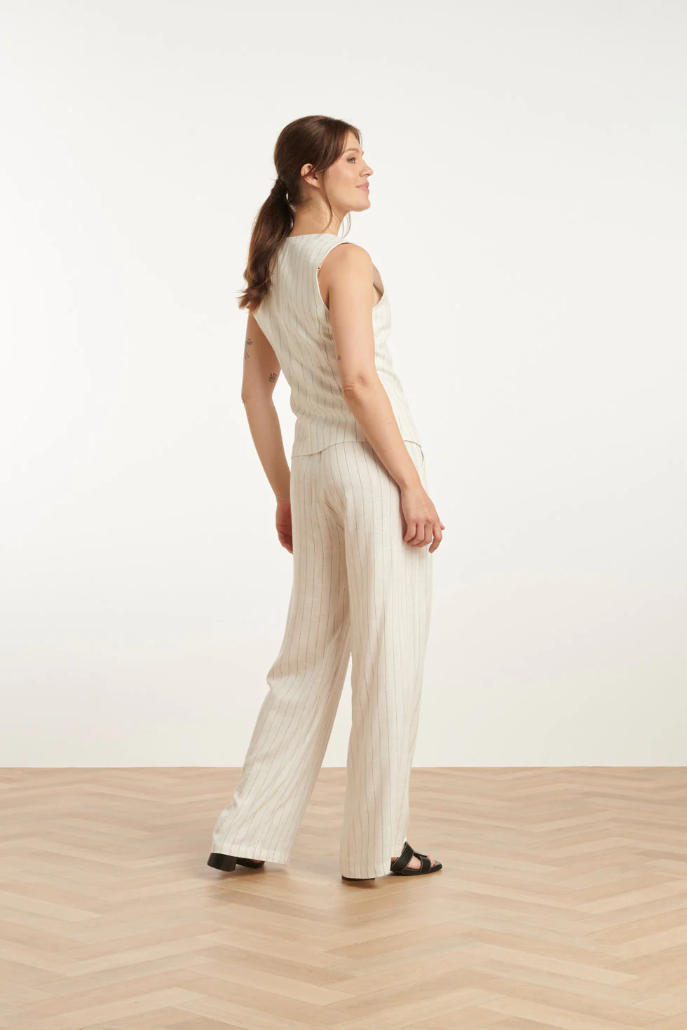 25131 Te Pinstripe Linnen Broek | White - Black - Image 4
