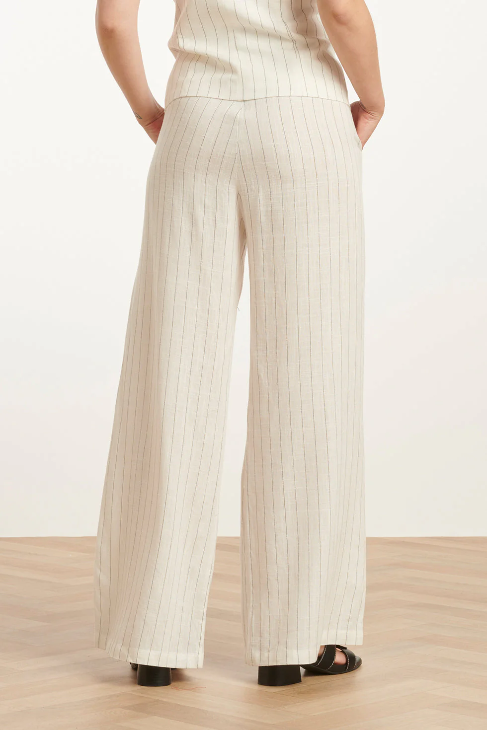 25131 Te Pinstripe Linnen Broek | White - Black - Image 5