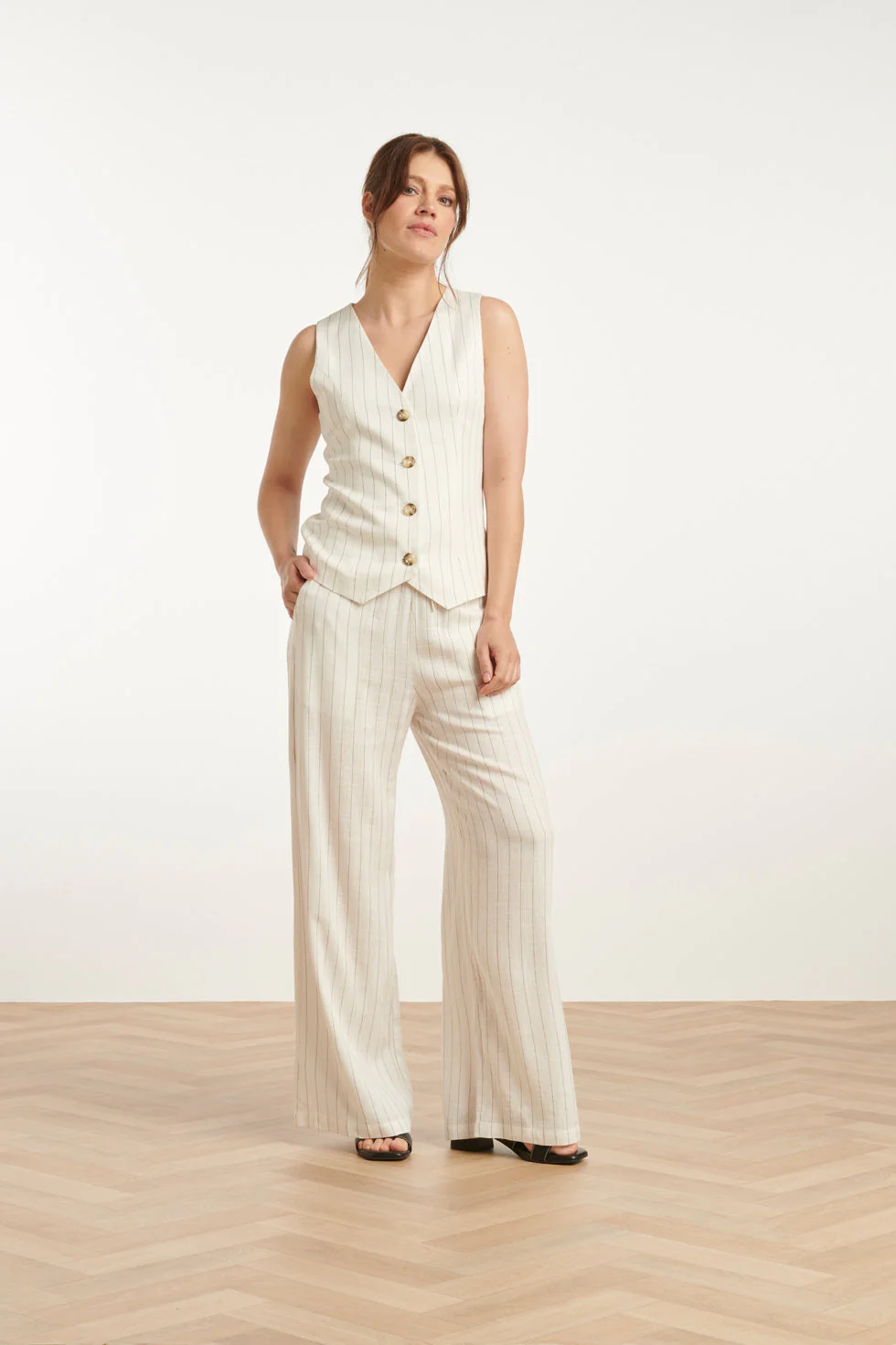 25132 Te Linnen Waistcoat | White - Black - Image 3