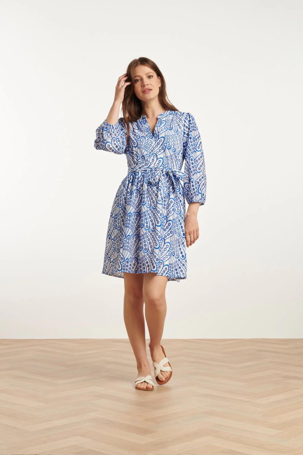 25135 Cobalt Brie Anglaise Jurk | Cobalt - White - Image 3