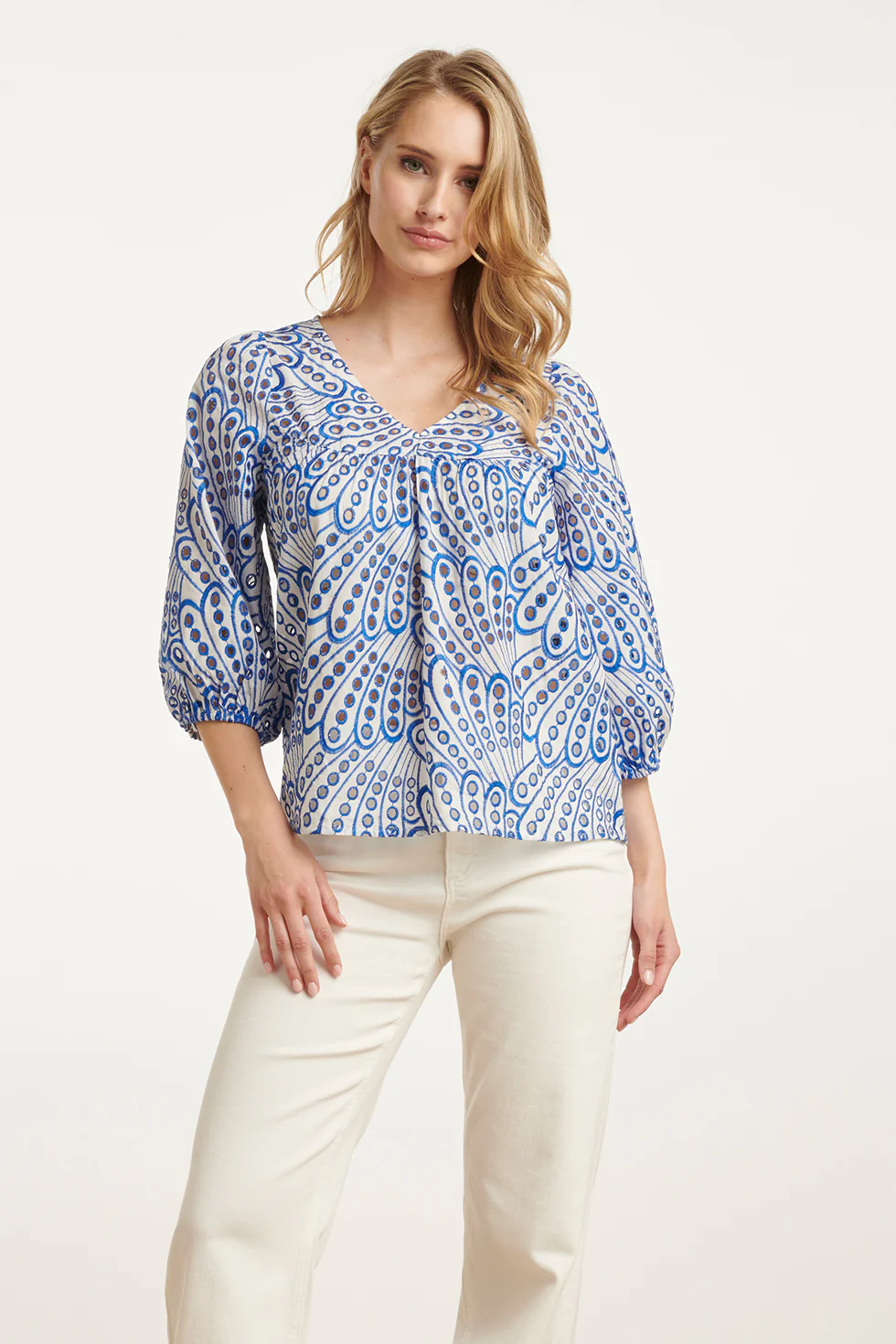 25136 Broderie Anglaise Top Met V-Hals En 3/4 Mouwen – | Cobalt - White