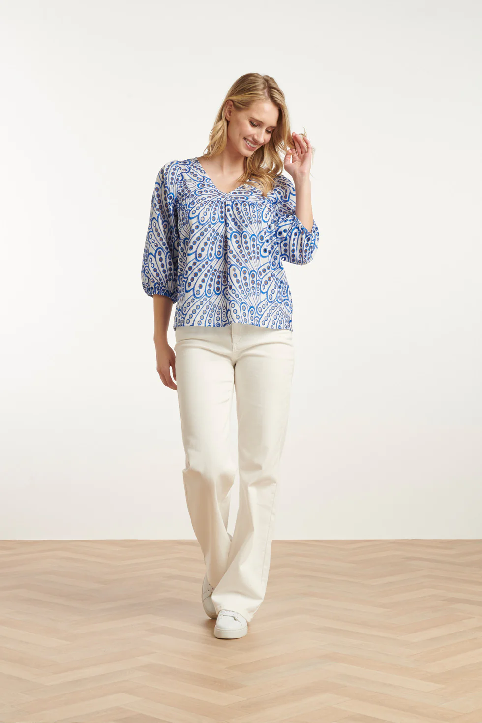 25136 Broderie Anglaise Top Met V-Hals En 3/4 Mouwen – | Cobalt - White - Image 2