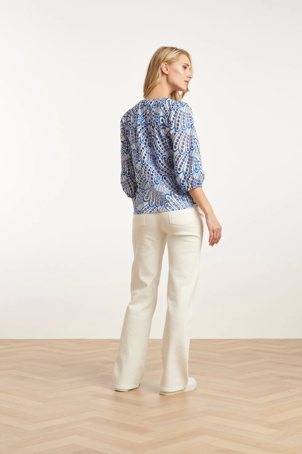 25136 Broderie Anglaise Top Met V-Hals En 3/4 Mouwen – | Cobalt - White - Image 4