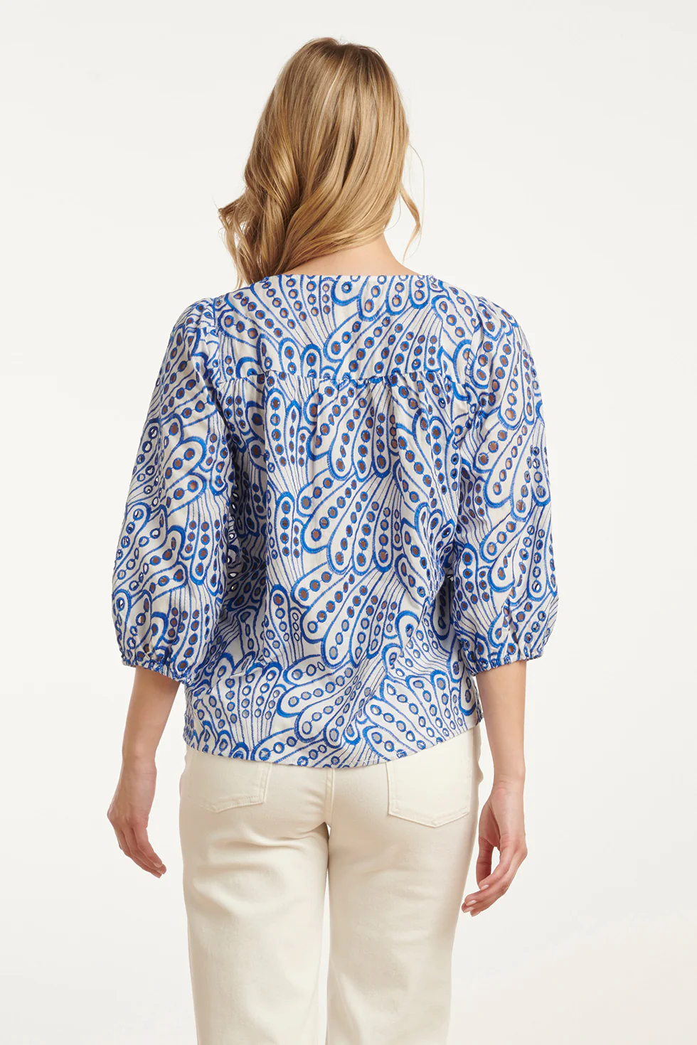 25136 Broderie Anglaise Top Met V-Hals En 3/4 Mouwen – | Cobalt - White - Image 5
