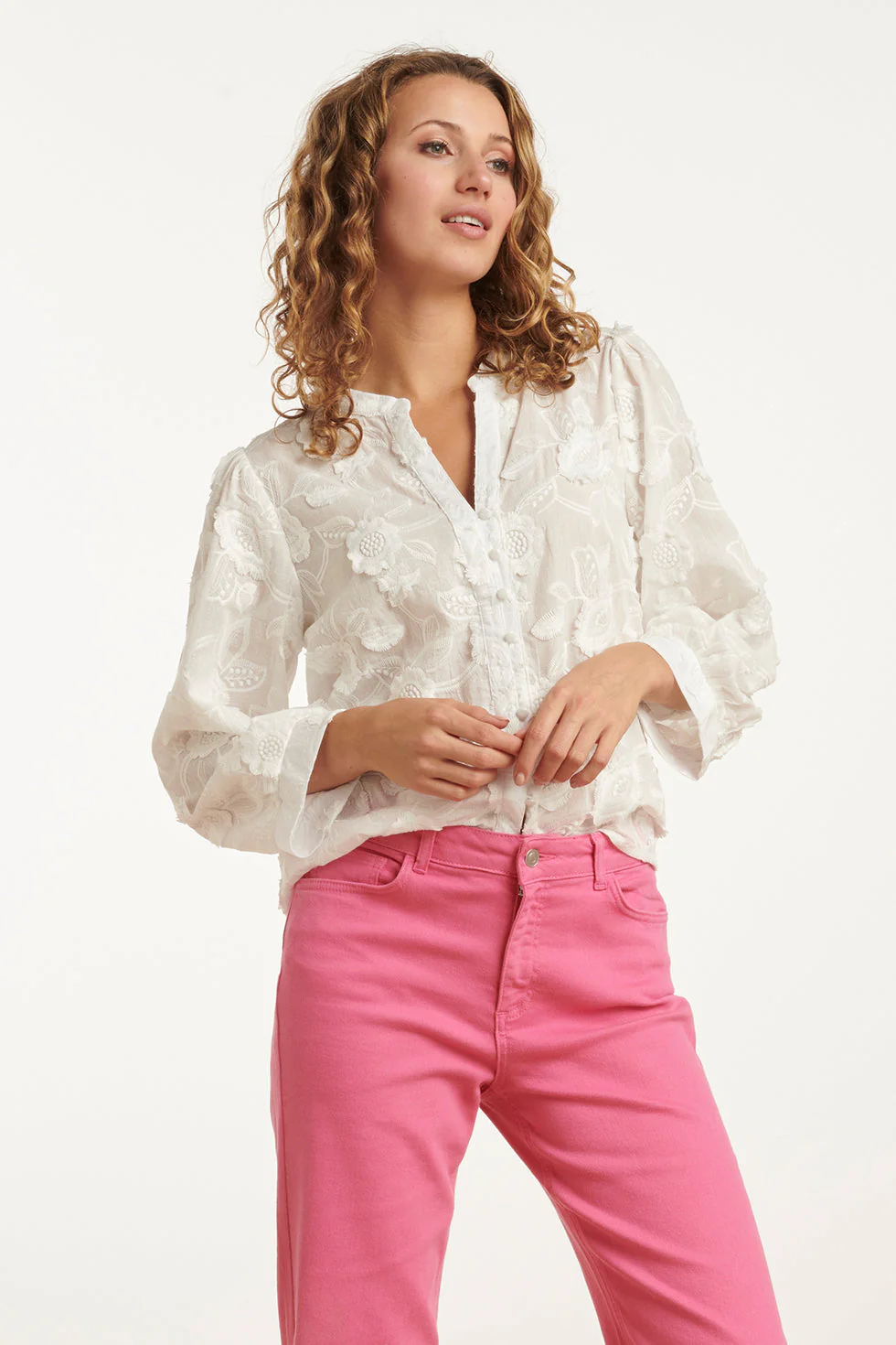 25138 Te 3d Bloemenblouse | White - Image 4