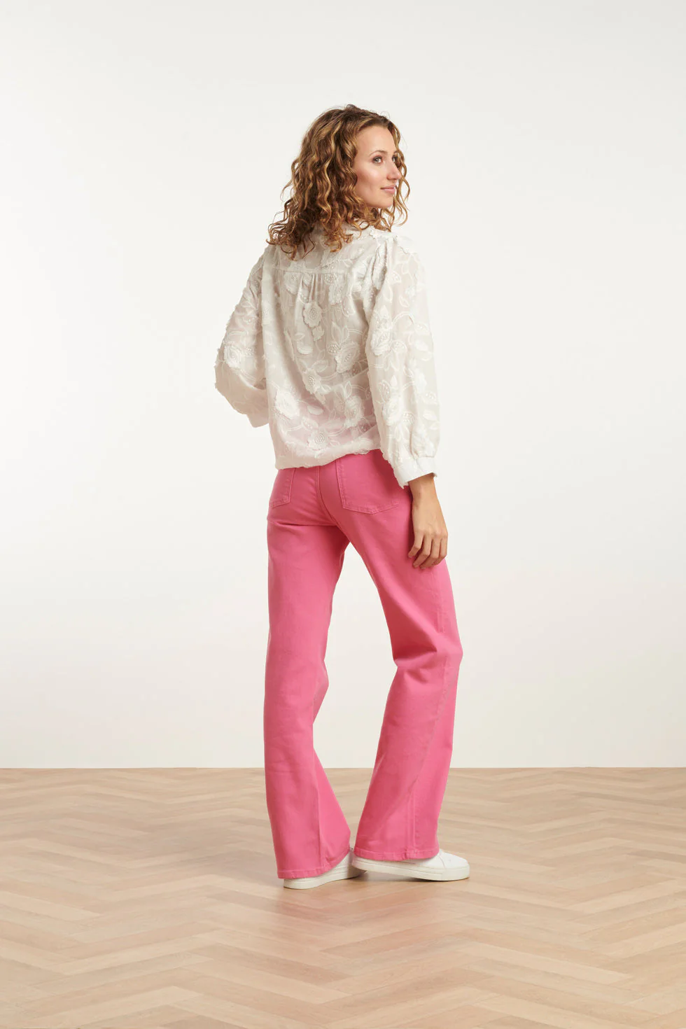 25138 Te 3d Bloemenblouse | White - Image 5