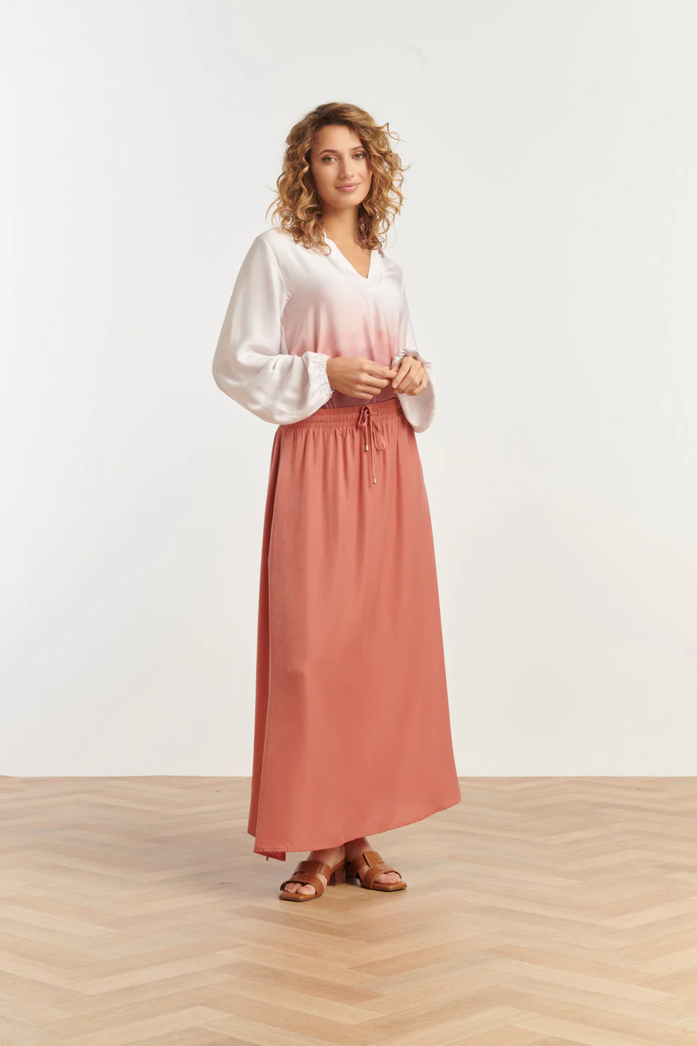 25143  Rayon Satin Maxi Rok | Old Pink - Image 4