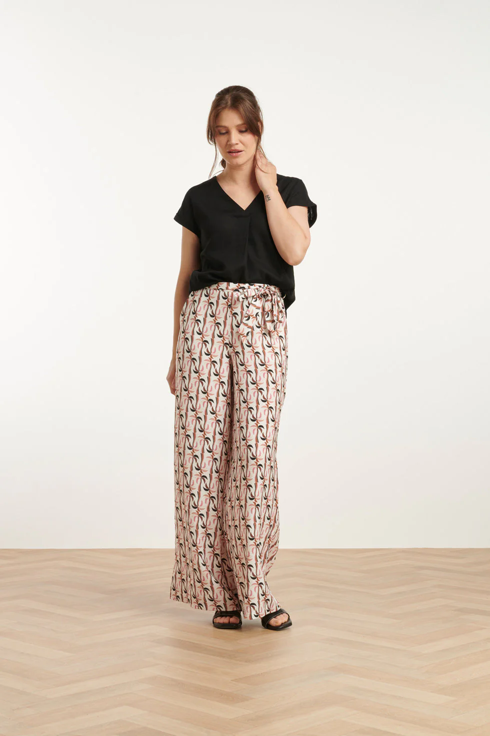 25148 E Linnen Top Met V-Hals | Black - Image 3