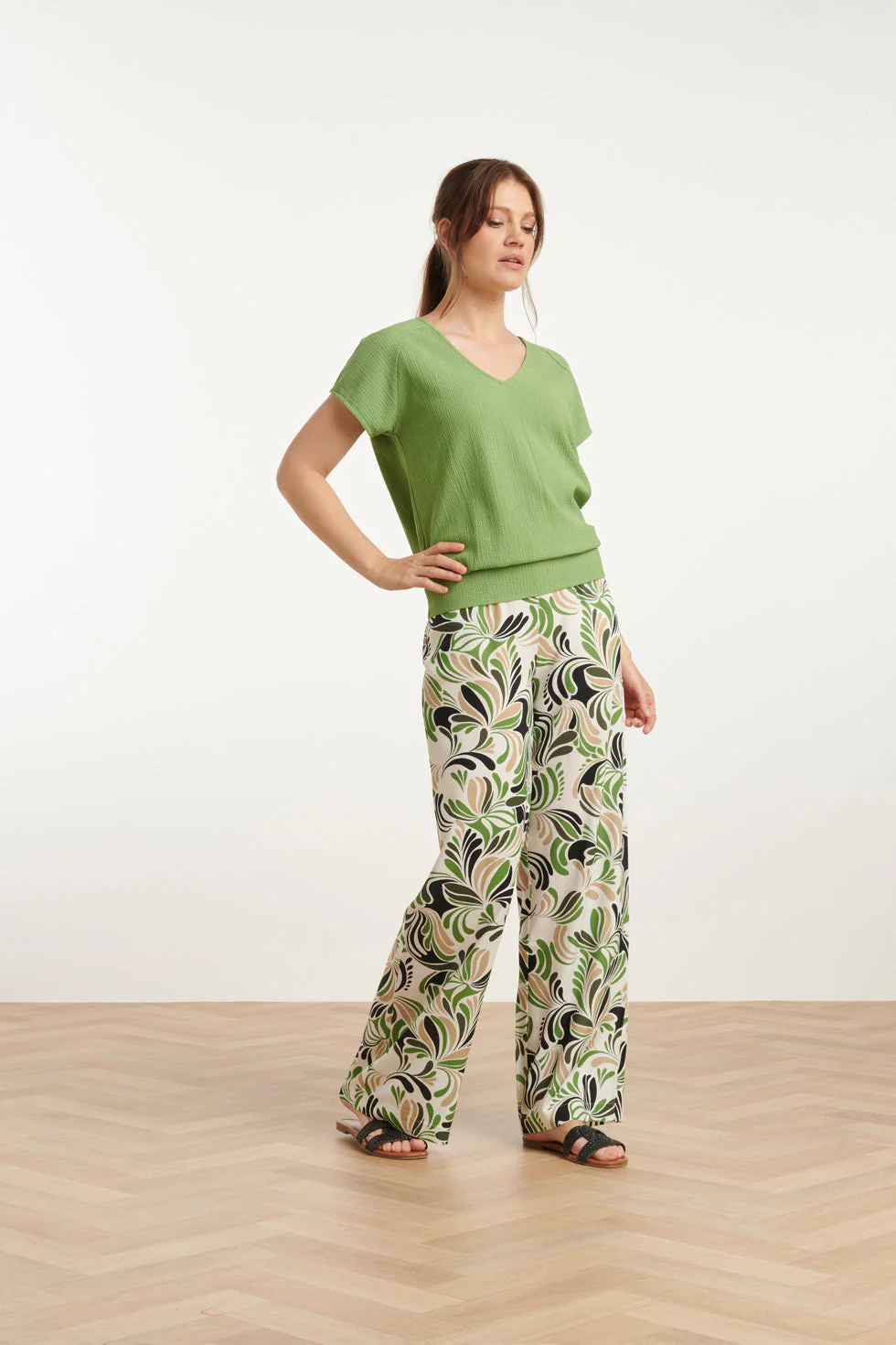 25153 Te Grafische Geprinte Broek | Sand - Light Green - Image 4