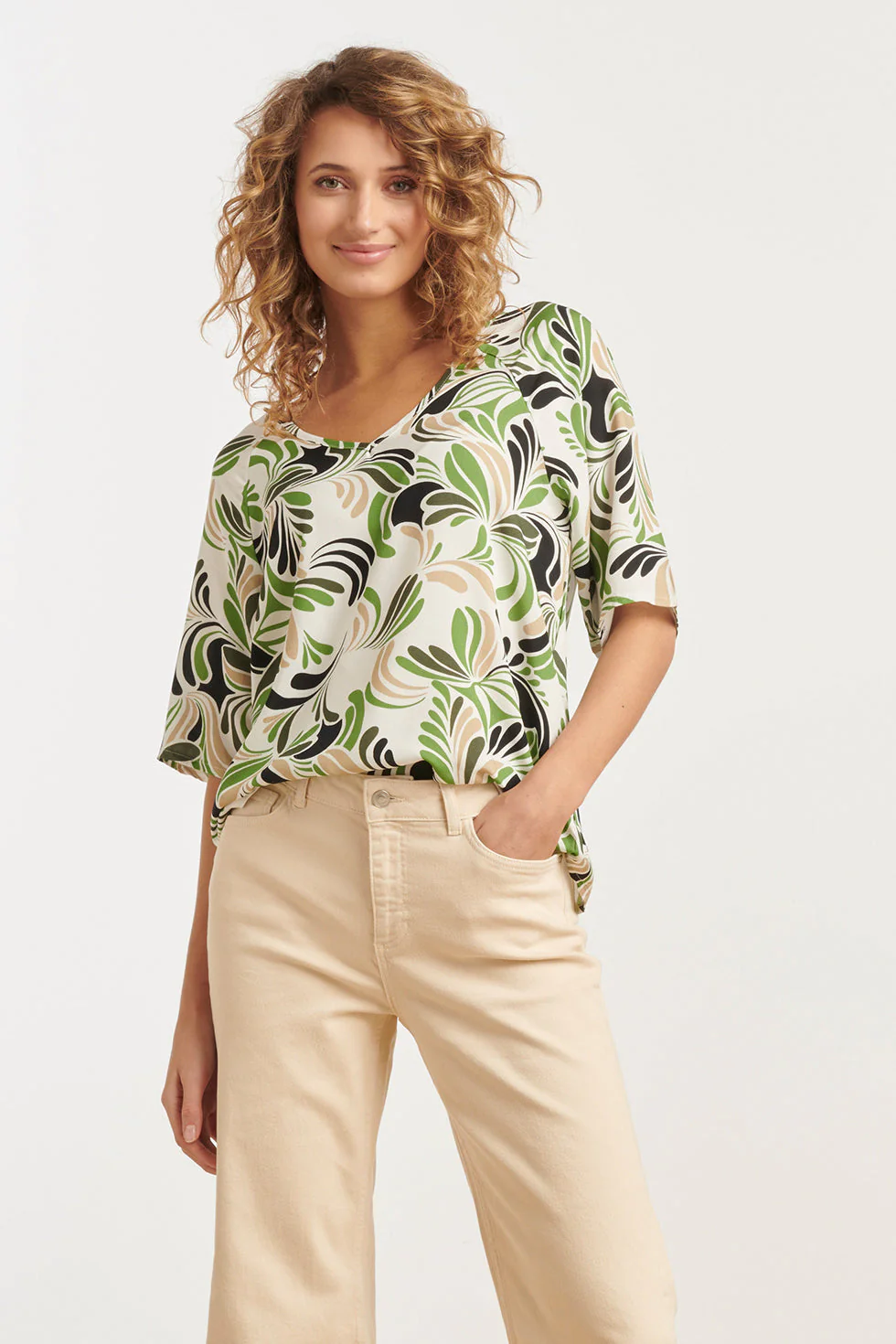 25154 Te Top Met Grafisch Print, Matcha | Sand - Light Green