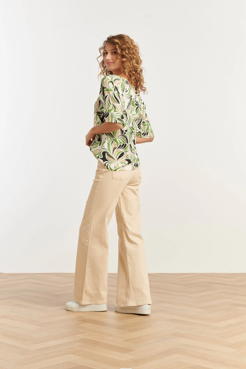 25154 Te Top Met Grafisch Print, Matcha | Sand - Light Green - Image 5