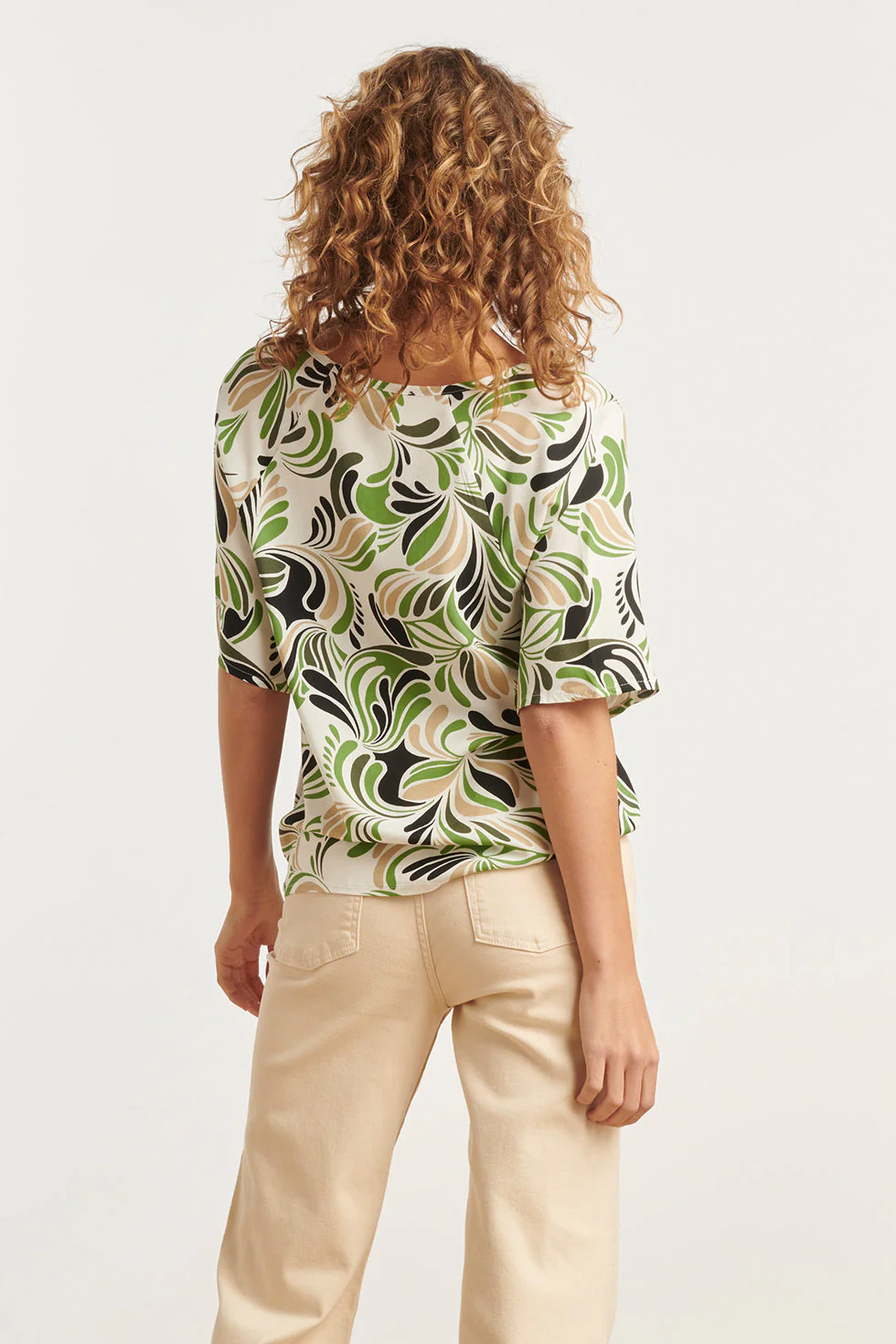 25154 Te Top Met Grafisch Print, Matcha | Sand - Light Green - Image 6