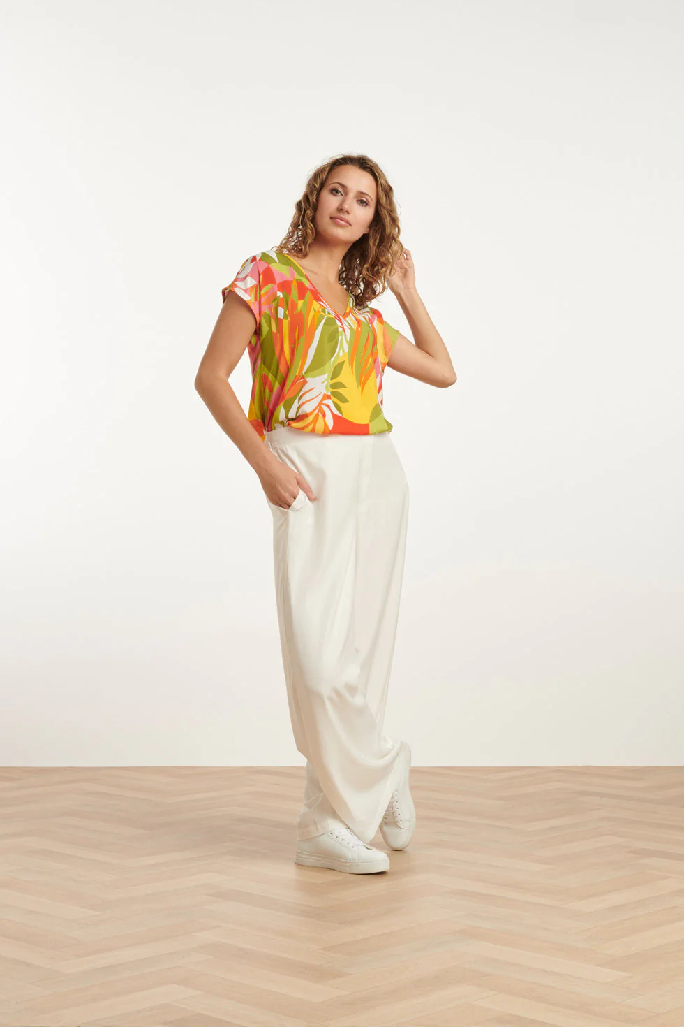 25156 Multicoloured Bladprint Top Met V-Hals | Muticolour - Image 4