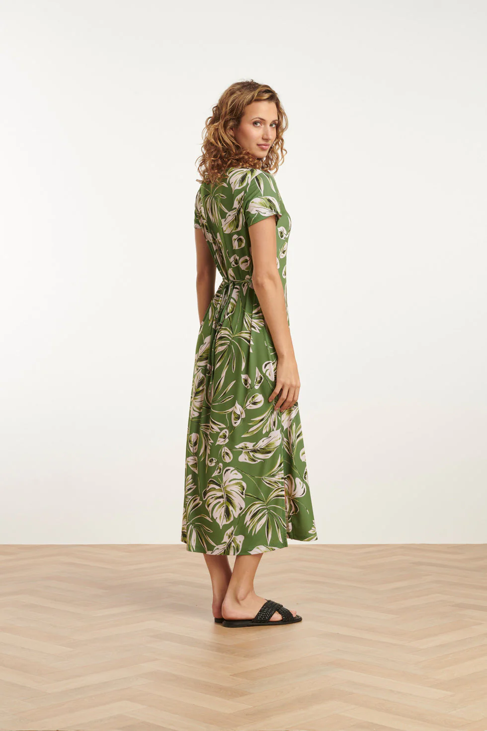 25159 Leaf Print Stretch Midi Jurk | Army - Light Green - Image 5