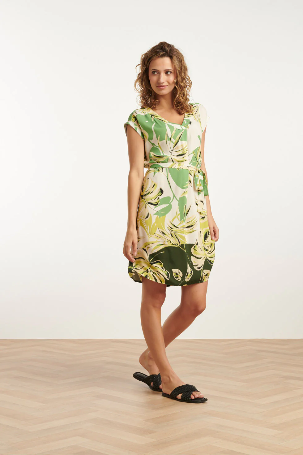 25162 Off White Bladprint Jurk Met V-Hals | Army - Light Green - Image 4