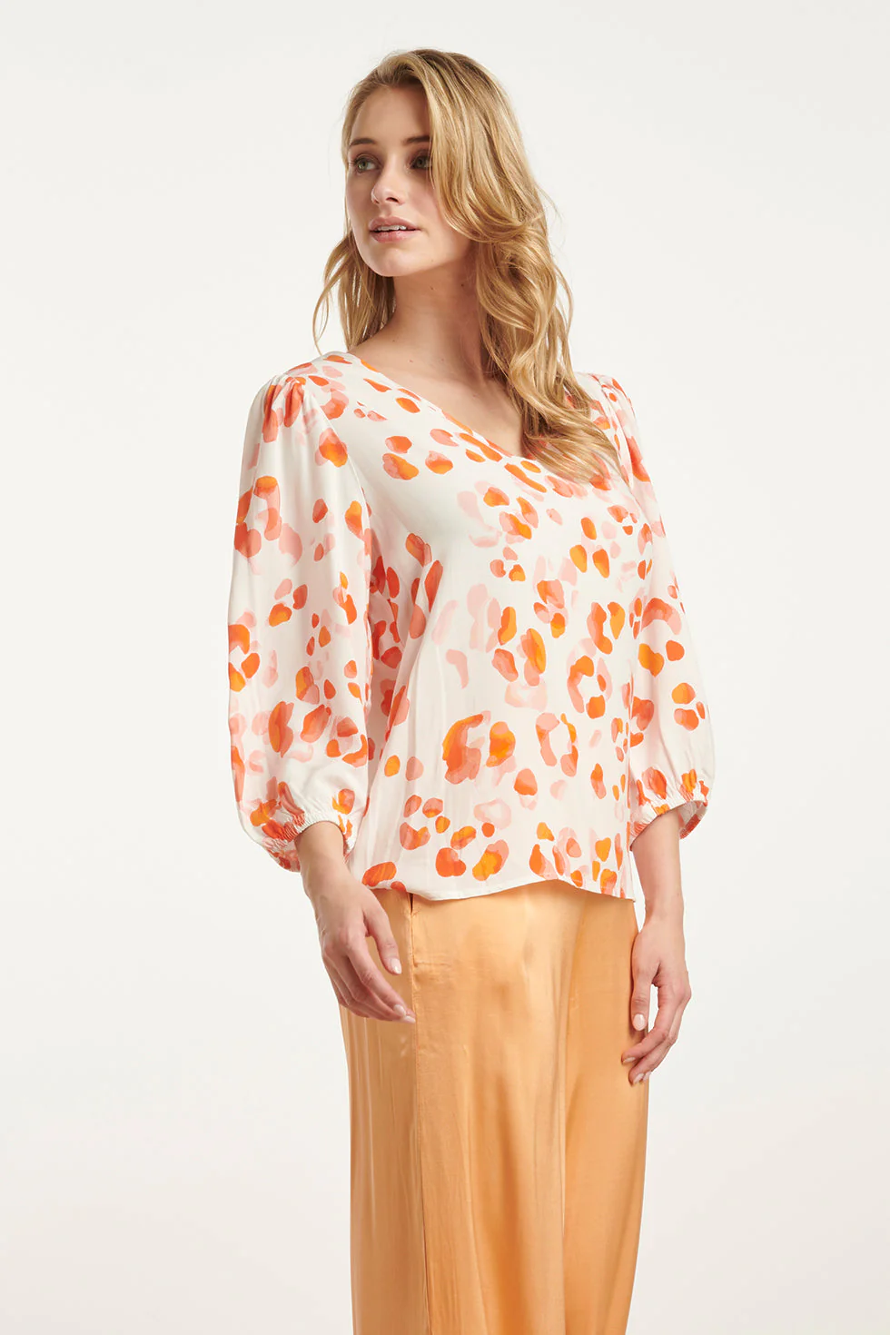 25164 Perzik Animal Print Top Met V-Hals | Orange - Black - Image 4