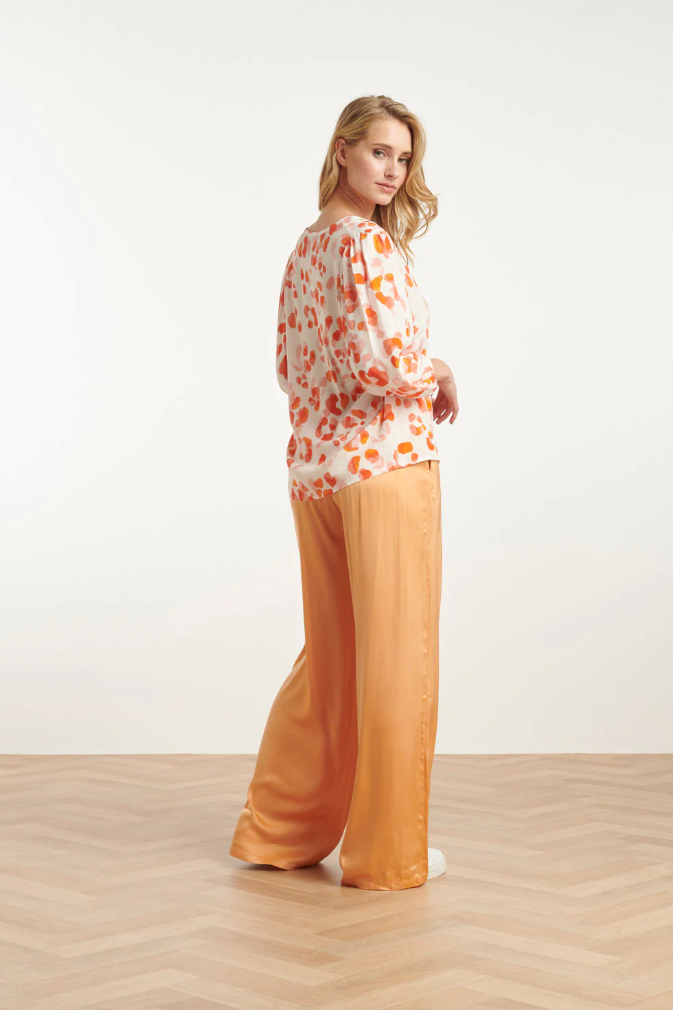 25164 Perzik Animal Print Top Met V-Hals | Orange - Black - Image 5