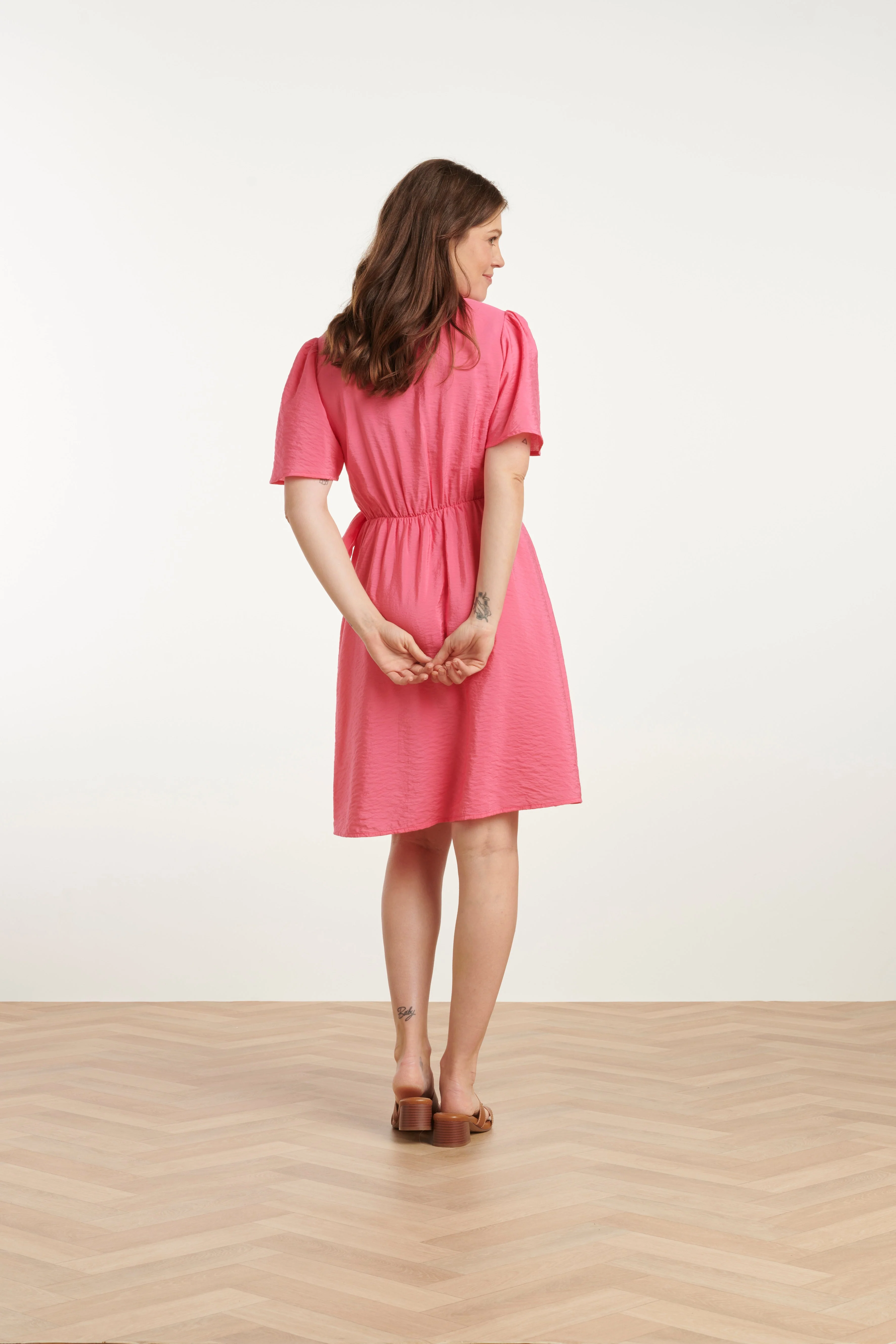 25170 Fuchsia Zomerjurk Met Overlap V-Hals | Pink - Image 5