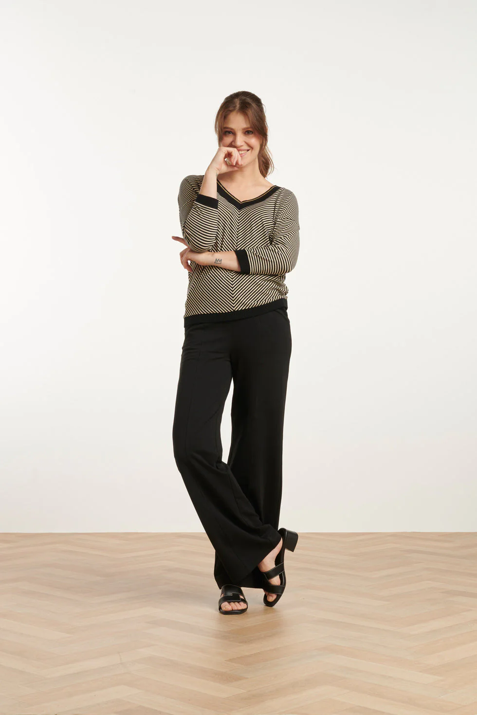 25179 - Top Met Chevron Streepprint | Black - Gold - Image 3