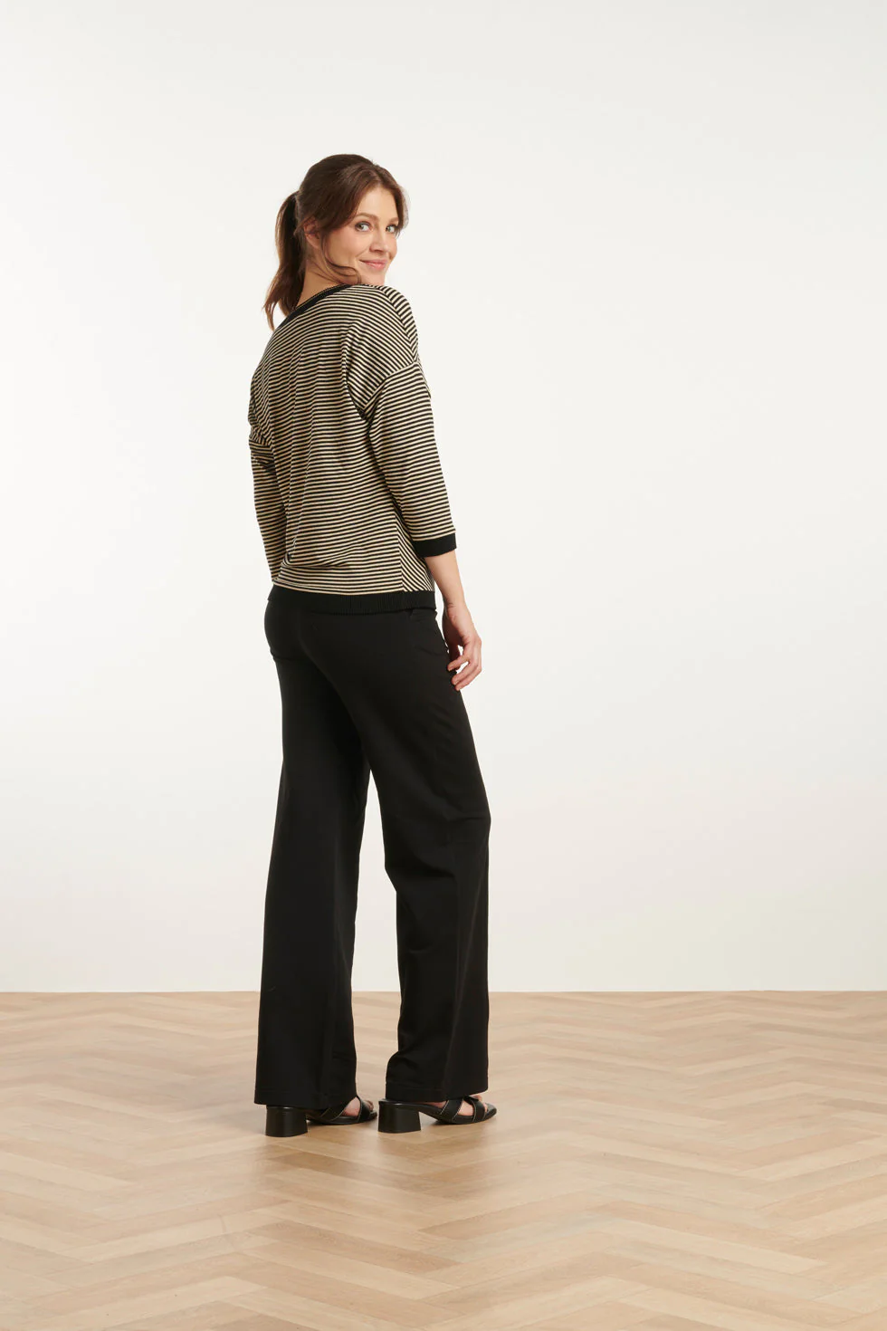 25179 - Top Met Chevron Streepprint | Black - Gold - Image 5