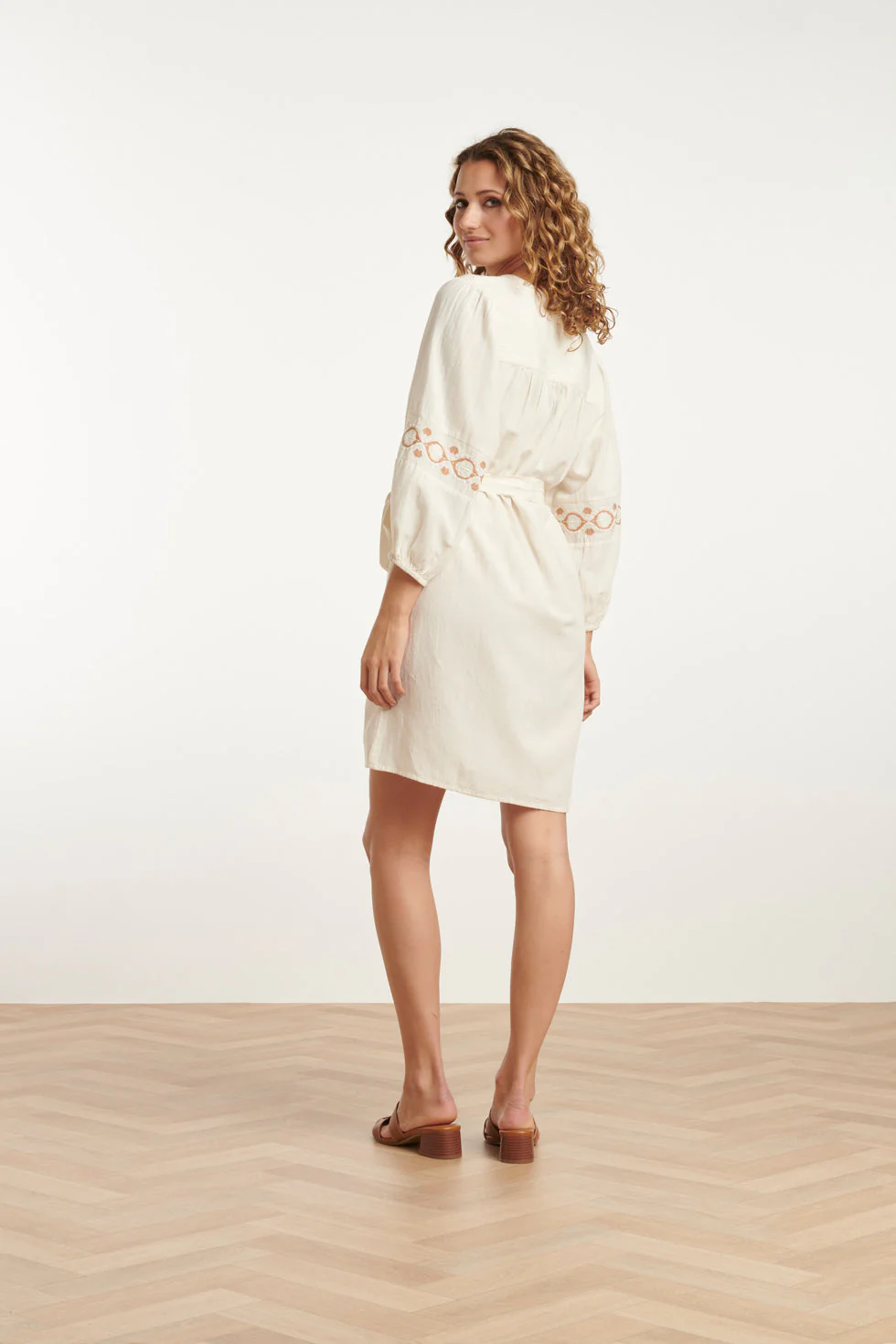 25195 Off White Jurk Met Geborduurde Mouwen | Off White - Sand - Image 5