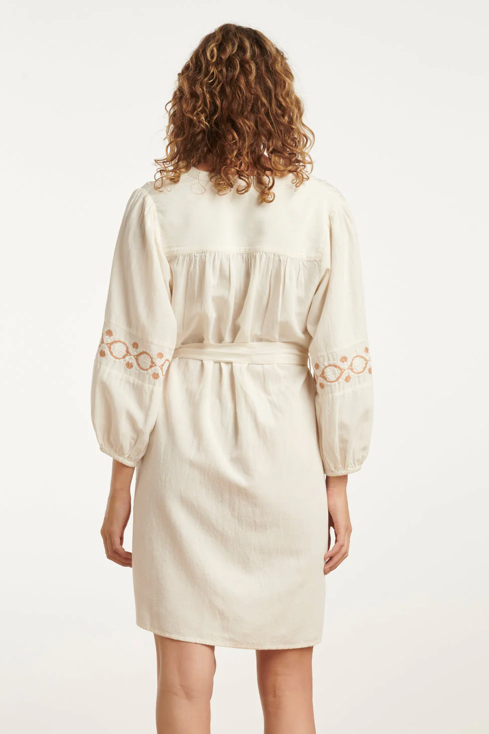 25195 Off White Jurk Met Geborduurde Mouwen | Off White - Sand - Image 6