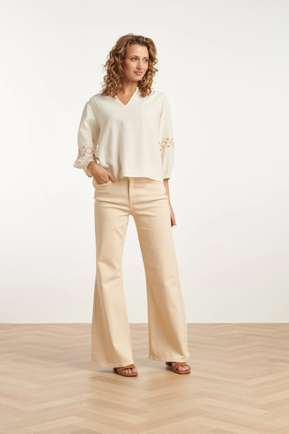 25206 Flared Jeans | Sand - Image 4