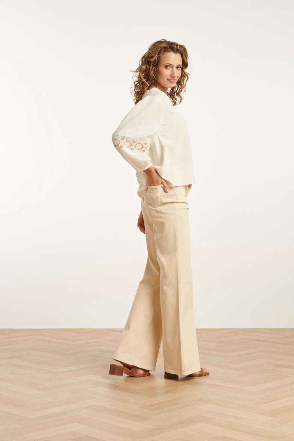 25206 Flared Jeans | Sand - Image 5