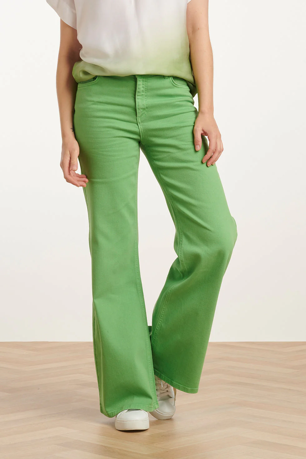 25206 Licht Flared Jeans | Light Green - Image 3