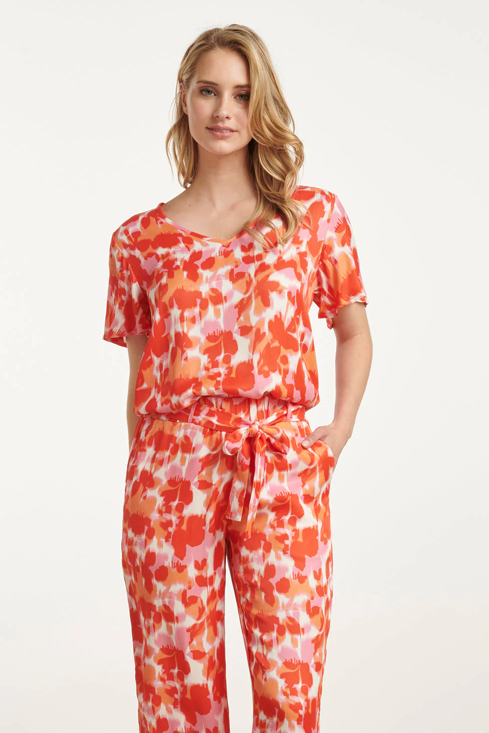 25210 Satijnen Top Met Peach Bloemenprint | Peach - Muticolour