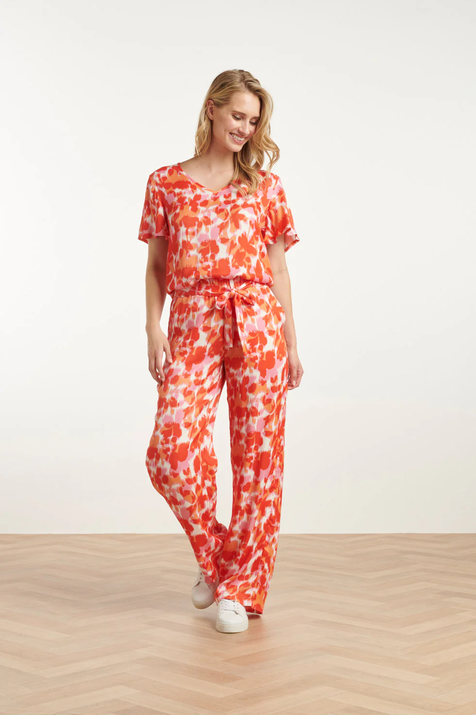 25210 Satijnen Top Met Peach Bloemenprint | Peach - Muticolour - Image 3